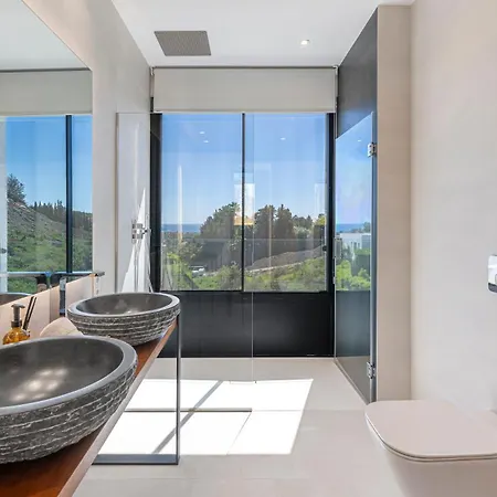 Villa Vacation Marbella I Glamour, Brand-new 4br, Private Infinity Pool, Open Air Cinema, Sea View, Gated Security, Minutes To Golden Mile, Estepona