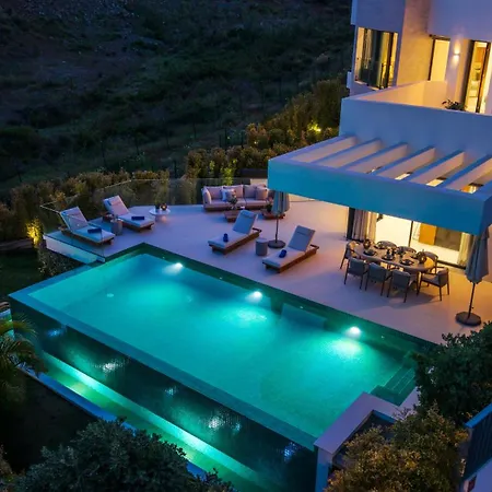 Vacation Marbella I Glamour, Brand-new 4br, Private Infinity Pool, Open Air Cinema, Sea View, Gated Security, Minutes To Golden Mile, Vila Estepona