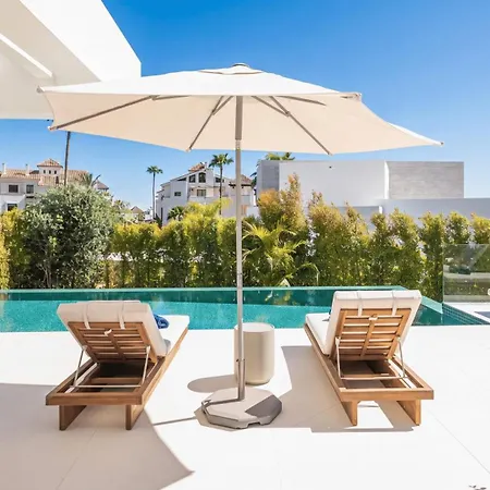 Vacation Marbella I Glamour, Brand-new 4br, Private Infinity Pool, Open Air Cinema, Sea View, Gated Security, Minutes To Golden Mile, Vila *