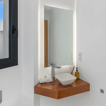 Vacation Marbella I Glamour, Brand-new 4br, Private Infinity Pool, Open Air Cinema, Sea View, Gated Security, Minutes To Golden Mile, Villa