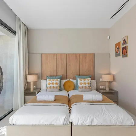 Vacation Marbella I Glamour, Brand-new 4br, Private Infinity Pool, Open Air Cinema, Sea View, Gated Security, Minutes To Golden Mile, Vila *