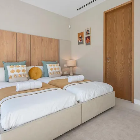 Vacation Marbella I Glamour, Brand-new 4br, Private Infinity Pool, Open Air Cinema, Sea View, Gated Security, Minutes To Golden Mile, * Estepona