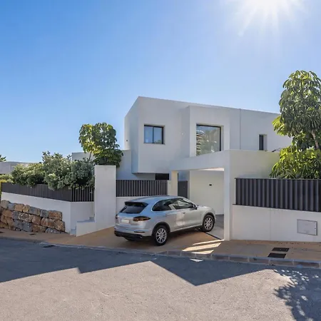 Vacation Marbella I Glamour, Brand-new 4br, Private Infinity Pool, Open Air Cinema, Sea View, Gated Security, Minutes To Golden Mile, Vila Estepona