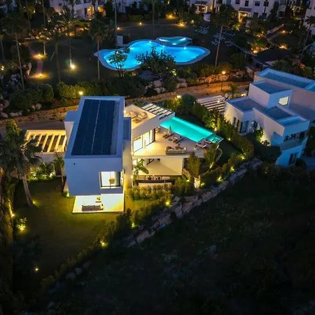 Vacation Marbella I Glamour, Brand-new 4br, Private Infinity Pool, Open Air Cinema, Sea View, Gated Security, Minutes To Golden Mile, * Estepona